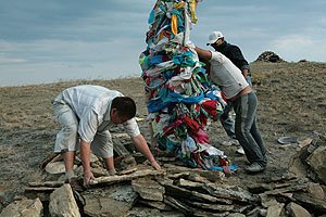 Фоторепортаж: «В каждый флажок вписано имя Далай-ламы…» Фоторепортаж: «В каждый флажок вписано имя Далай-ламы…»