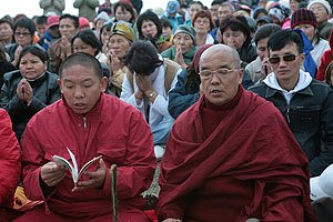 Фоторепортаж: «В каждый флажок вписано имя Далай-ламы…» Фоторепортаж: «В каждый флажок вписано имя Далай-ламы…»