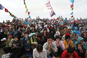 Фоторепортаж: «В каждый флажок вписано имя Далай-ламы…» Фоторепортаж: «В каждый флажок вписано имя Далай-ламы…»