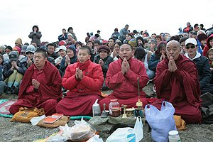 Фоторепортаж: «В каждый флажок вписано имя Далай-ламы…» Фоторепортаж: «В каждый флажок вписано имя Далай-ламы…»