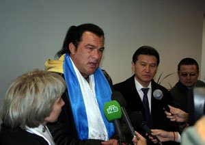 В Калмыкию прилетел Стивен Сигал - видеорепортаж НТВ