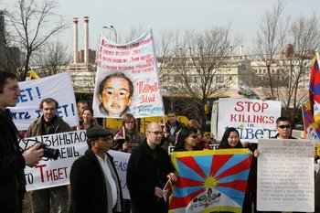 К месту проведения пикета в поддержку Тибета в Москве прислали 11 автобусов – на всякий случай