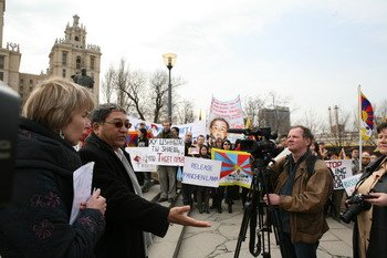 К месту проведения пикета в поддержку Тибета в Москве прислали 11 автобусов – на всякий случай