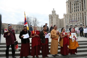 К месту проведения пикета в поддержку Тибета в Москве прислали 11 автобусов – на всякий случай