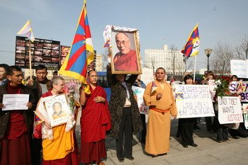 К месту проведения пикета в поддержку Тибета в Москве прислали 11 автобусов – на всякий случай