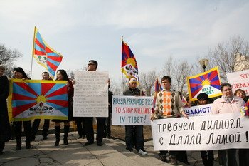 К месту проведения пикета в поддержку Тибета в Москве прислали 11 автобусов – на всякий случай