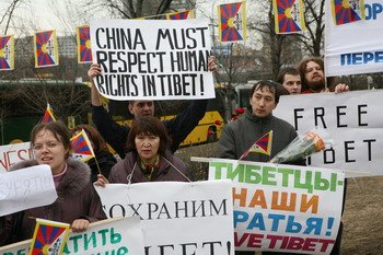 К месту проведения пикета в поддержку Тибета в Москве прислали 11 автобусов – на всякий случай