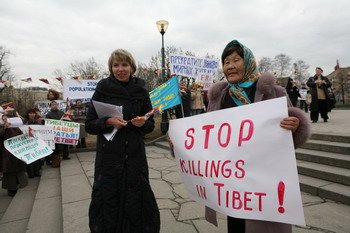 К месту проведения пикета в поддержку Тибета в Москве прислали 11 автобусов – на всякий случай