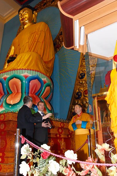 Президент России Дмитрий Медведев посетил главный храм Калмыкии Президент России Дмитрий Медведев посетил главный храм Калмыкии