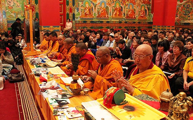 В главном храме Калмыкии молятся о погибших в Японии