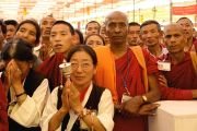 Паломники из Тибета слушают своего духовного учителя Его Святейшество Далай-ламу, когда тот обращается к ним со словами напутствия в Амаравати (Индия) в январе 2006 года.