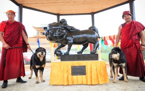 Даши Намдаков открыл свою скульптуру в Иволгинском дацане Бурятии