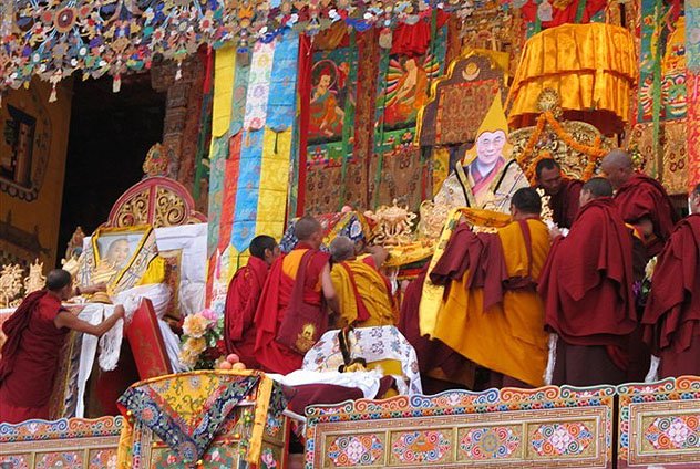 В Тибете тысячи монахов вознесли на трон портрет Далай-ламы