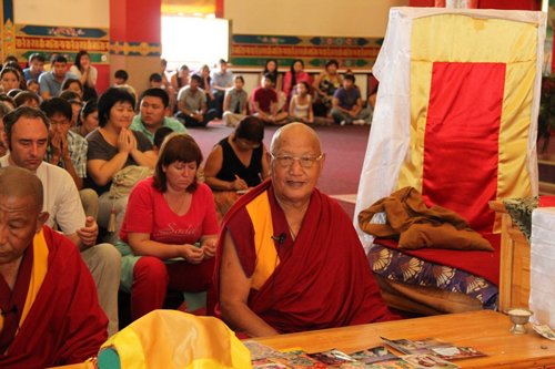 В «Золотой обители Будды Шакьямуни» школьникам и студентам даровали благословение Белого Манджушри