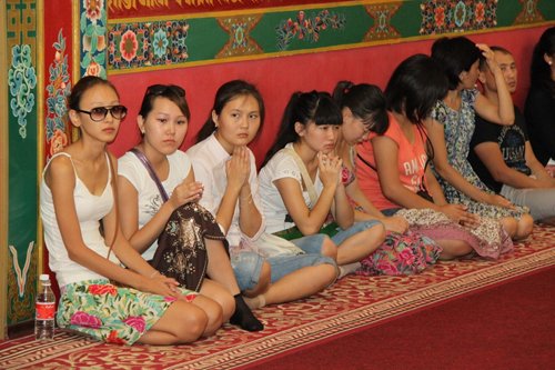 В «Золотой обители Будды Шакьямуни» школьникам и студентам даровали благословение Белого Манджушри