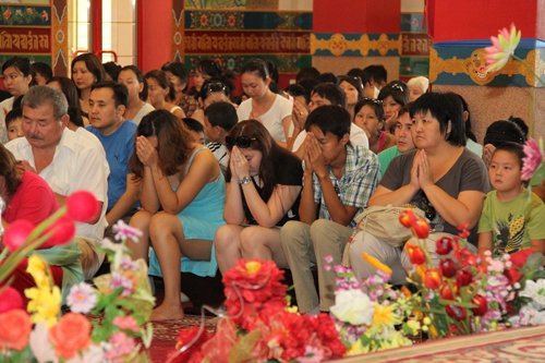 В «Золотой обители Будды Шакьямуни» школьникам и студентам даровали благословение Белого Манджушри