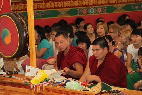 В «Золотой обители Будды Шакьямуни» школьникам и студентам даровали благословение Белого Манджушри