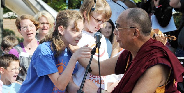 Далай-лама посетил школу-интернат для слепых и слабовидящих детей в Фридберге, Германия Далай-лама посетил школу-интернат для слепых и слабовидящих детей в Фридберге, Германия