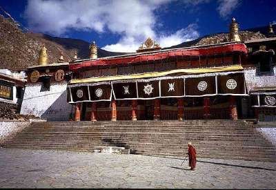 Монахи, которые проходят сквозь стены