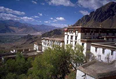 Монахи, которые проходят сквозь стены