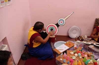 В центральном буддийском храме Калмыкии монахи монастыря Гьюдмед возводят мандалу Ямантаки и изготавливают масляные скульптуры