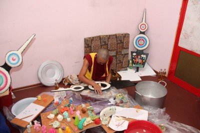 В центральном буддийском храме Калмыкии монахи монастыря Гьюдмед возводят мандалу Ямантаки и изготавливают масляные скульптуры