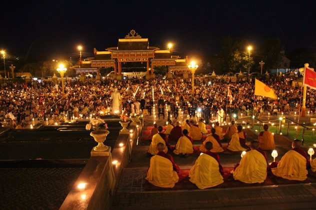 В центральном хуруле Калмыкии прошла церемония подношения света Великому Будде