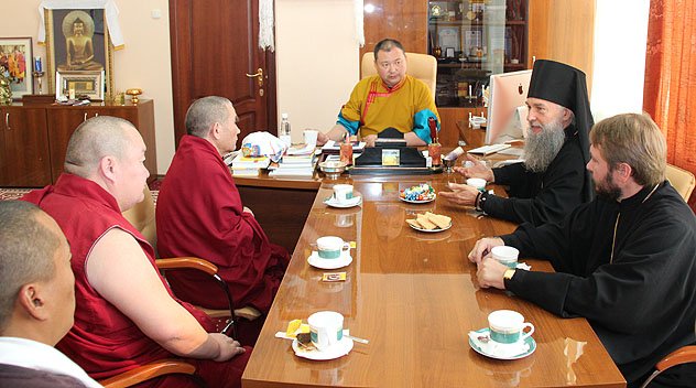 Верховные ламы Калмыкии и Тувы обменялись мнениями о создании в Туве межрелигиозного совета Верховные ламы Калмыкии и Тувы обменялись мнениями о создании в Туве межрелигиозного совета