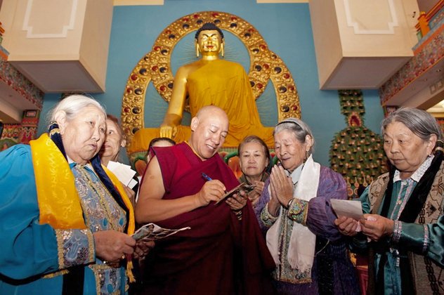 Государственный оракул Тибета посетил центральный буддийский храм Калмыкии
