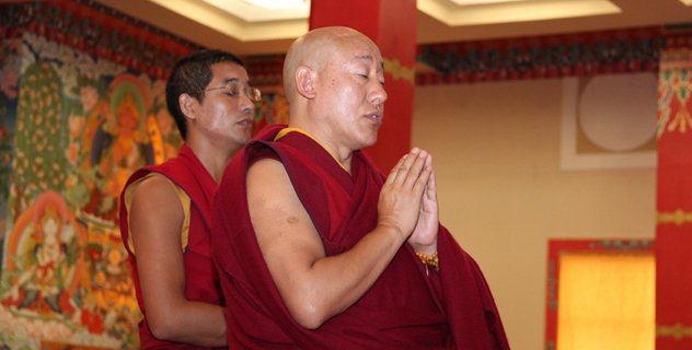 Государственный оракул Тибета посетил центральный буддийский храм Калмыкии