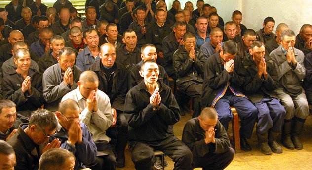 В исправительной колонии в Туве заключенные строят для себе хурээ