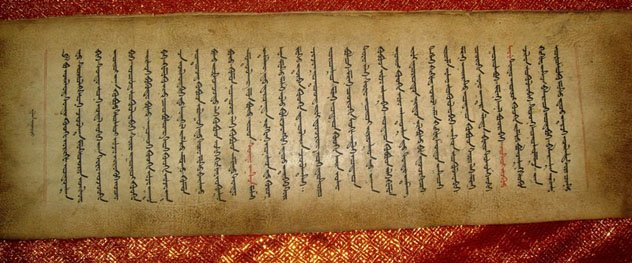 Тензин Приядарши дарует учения по «Сутре золотого света», наиболее почитаемой в Калмыкии