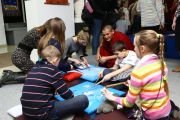 Фоторепортаж. Тибетские монахи учат детей песочной живописи