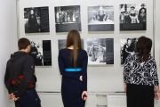 Фоторепортаж. Тибетские монахи учат детей песочной живописи