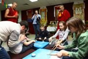 Фоторепортаж. Тибетские монахи учат детей песочной живописи