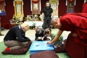 Фоторепортаж. Тибетские монахи учат детей песочной живописи