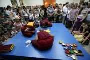 Фото. Монахи монастыря Дрепунг Гоманг возводят мандалу в г. Энгельсе