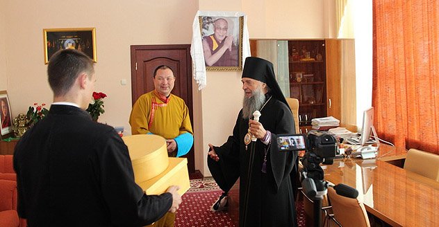 Владыка Зиновий поздравил Тэло Тулку Ринпоче с двадцатилетием избрания верховным ламой Калмыкии
