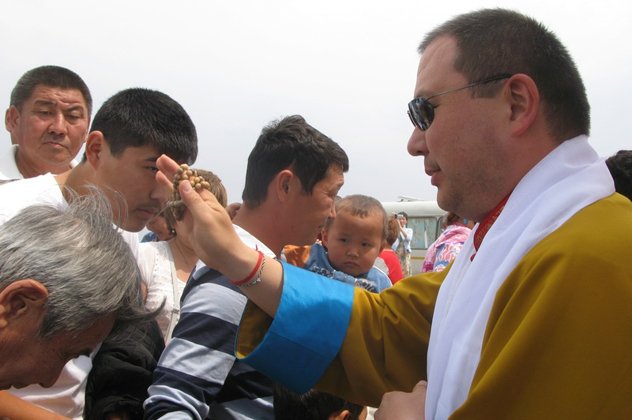 Тэло Тулку Ринпоче с монахами провел ритуалы у ступы Победы, возводимой по инициативе школьников