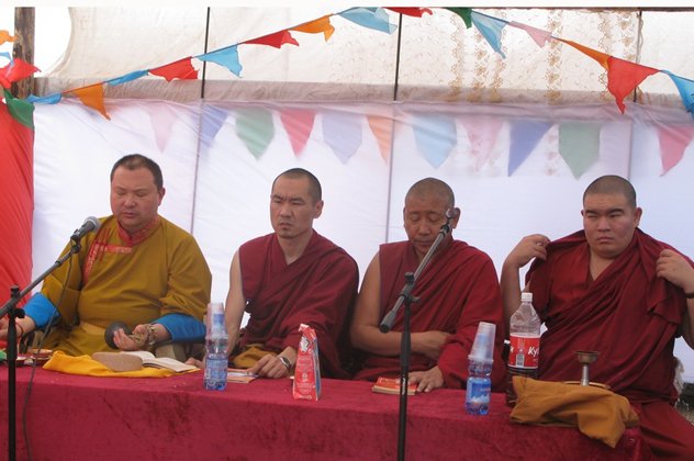 Тэло Тулку Ринпоче с монахами провел ритуалы у ступы Победы, возводимой по инициативе школьников