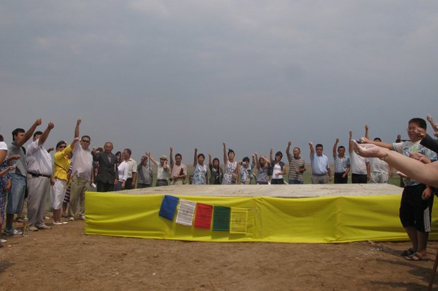 Тэло Тулку Ринпоче с монахами провел ритуалы у ступы Победы, возводимой по инициативе школьников