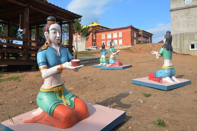 На ступы Примирения в Бурятии установили статуи дакинь