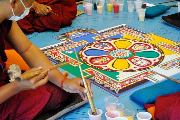 Буддийские монахи построят в Иркутске песочную мандалу