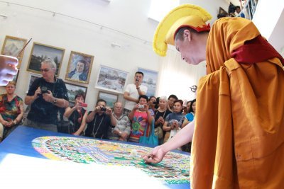 Благодати много не бывает: в Иркутске разрушили песочную мандалу