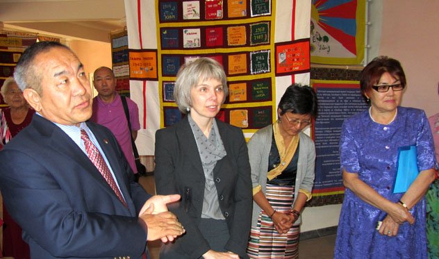 Неделя Тибета, посвященная 20-летию Калмыцкого Общества друзей Тибета, открылась презентацией передвижной выставки лоскутных покрывал