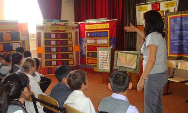 Неделя Тибета, посвященная 20-летию Калмыцкого Общества друзей Тибета, открылась презентацией передвижной выставки лоскутных покрывал