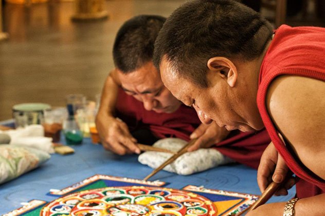 Фоторепортаж. В Москве завершено строительство мандалы Будды Медицины Фоторепортаж. В Москве завершено строительство мандалы Будды Медицины