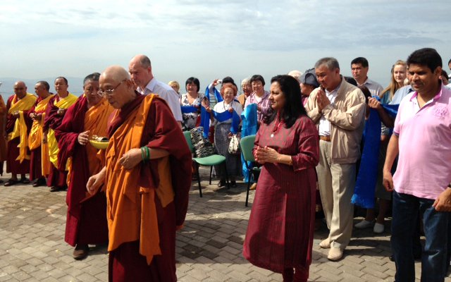 Золотые ступы Примирения на Лысой горе