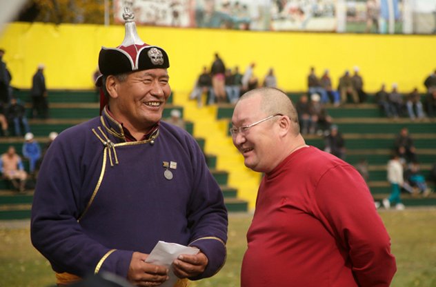 Тувинский «борец-лев» передал средства на поддержку молодых монахов из Тувы, обучающихся в Индии