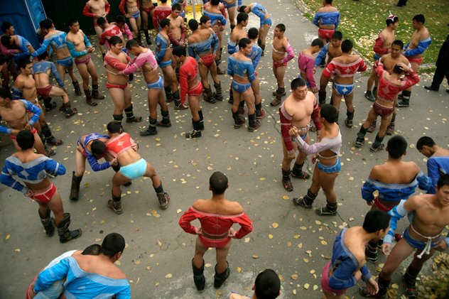 Тувинский «борец-лев» передал средства на поддержку молодых монахов из Тувы, обучающихся в Индии